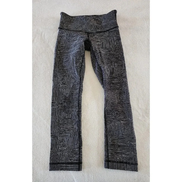Women's Lululemon Wunder Under Crop Leggings Size 2 Maze Jacquard White Black - Picture 1 of 7